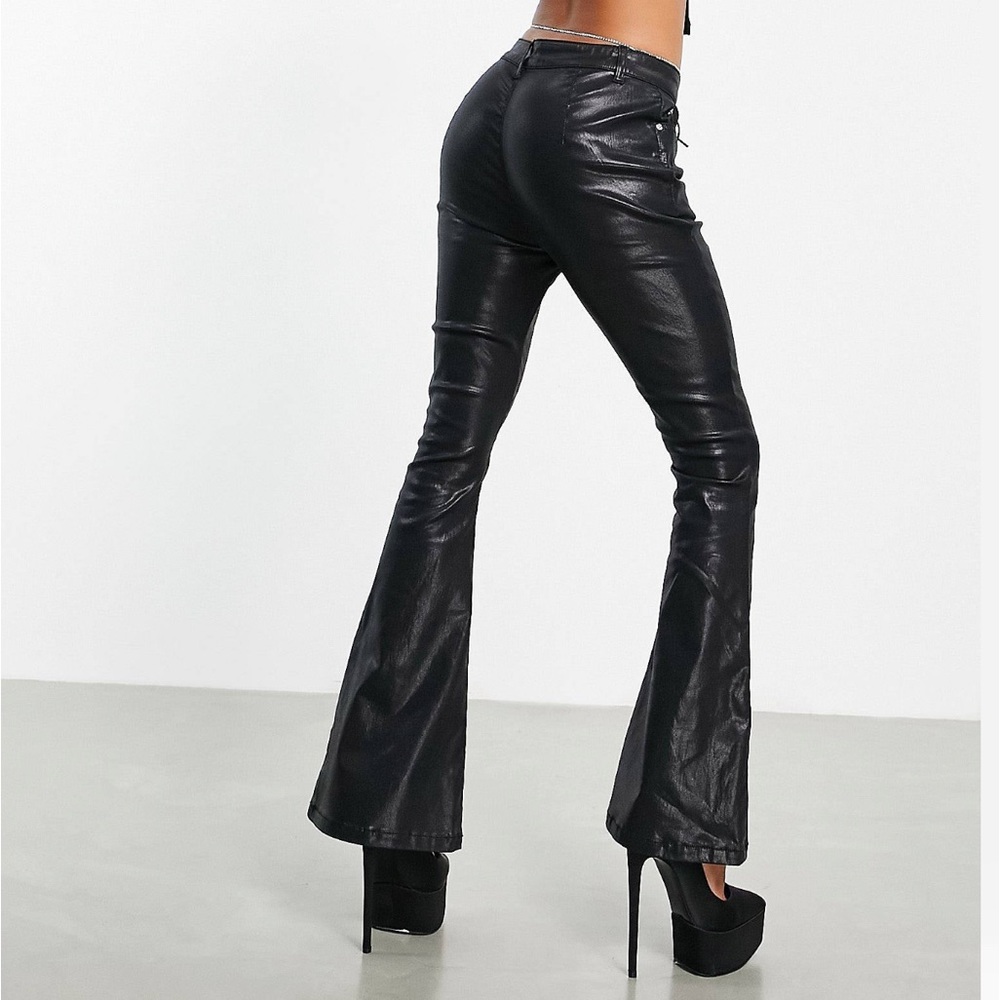 Flared jeans in coated black with lace up